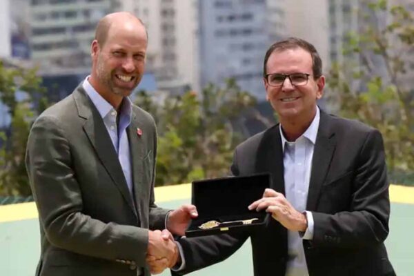 Príncipe William recebe chave da cidade do Rio em cerimônia no Pão de Açúcar