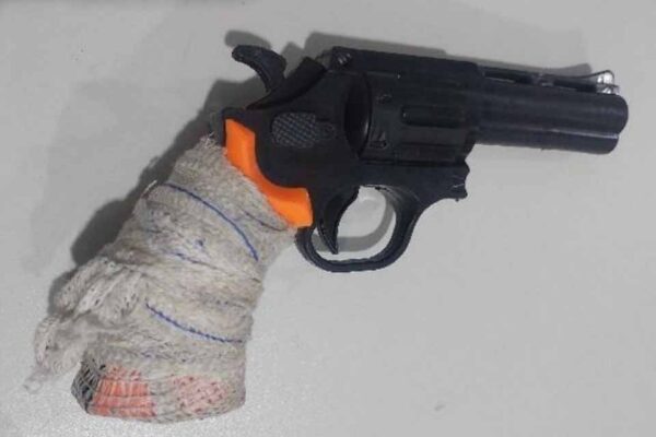 Dupla é detida após tentativa de roubo com simulacro em frente a escola em Porto Velho