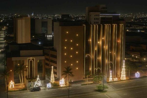Iluminação natalina transforma sede do Tribunal de Contas em atração pública em Porto Velho