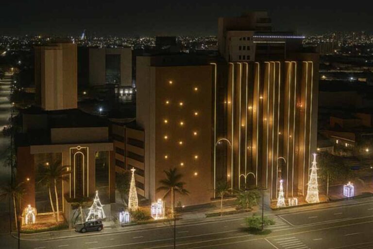 Iluminação natalina transforma sede do Tribunal de Contas em atração pública em Porto Velho
