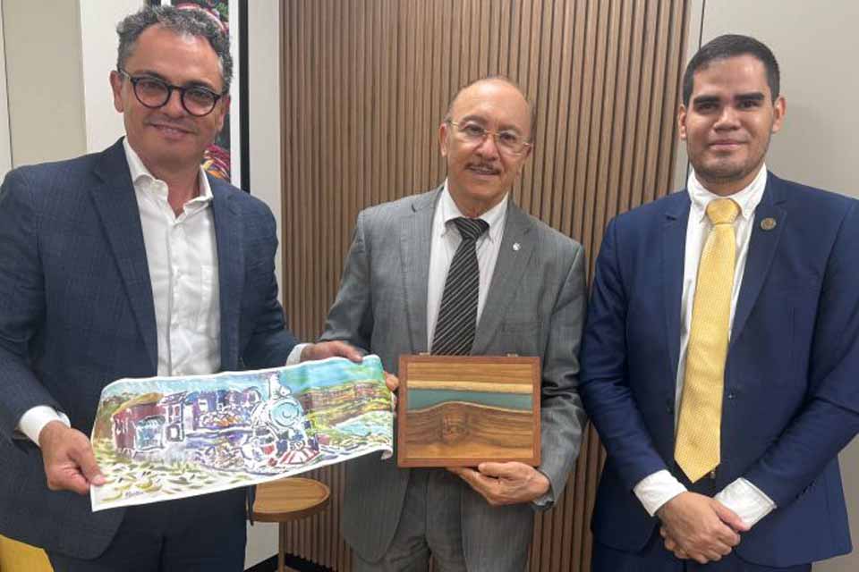 <div style="
                font-size: 18px;
                font-weight: bold;
                color: #0073aa;
                margin-bottom: 5px;
                text-transform: uppercase;
            ">RECONHECIMENTO</div>Desembargador Roosevelt Queiroz Costa recebe visitas de autoridades em reconhecimento à trajetória no TJRO