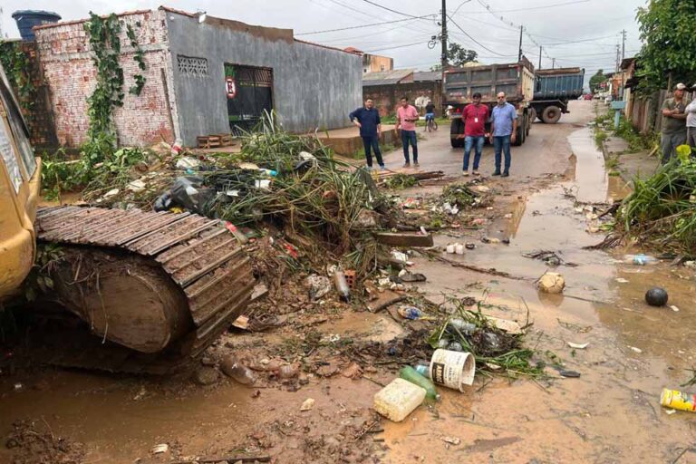 Intervenção no Tancredo Neves retira resíduos para reduzir risco de alagamentos