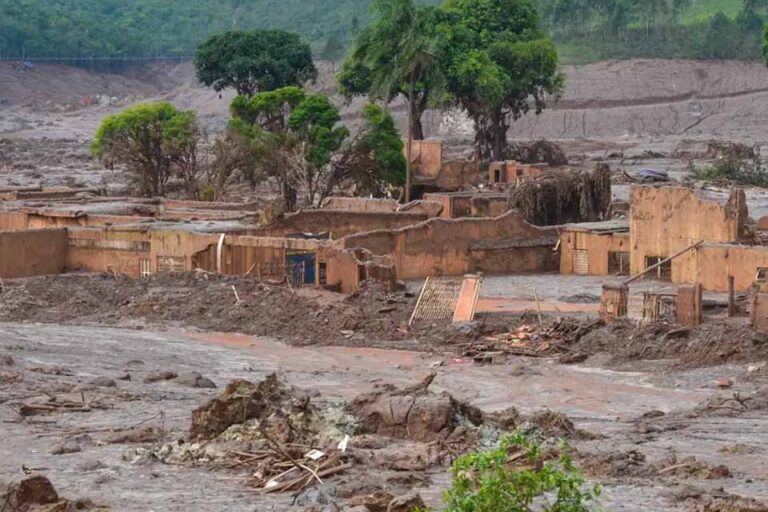 Dez anos após o rompimento da barragem em Mariana, sobreviventes ainda aguardam reparação