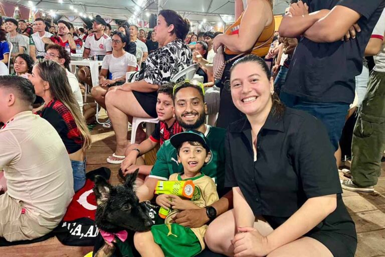 Torcedores acompanham final da Libertadores na Vila Natalina