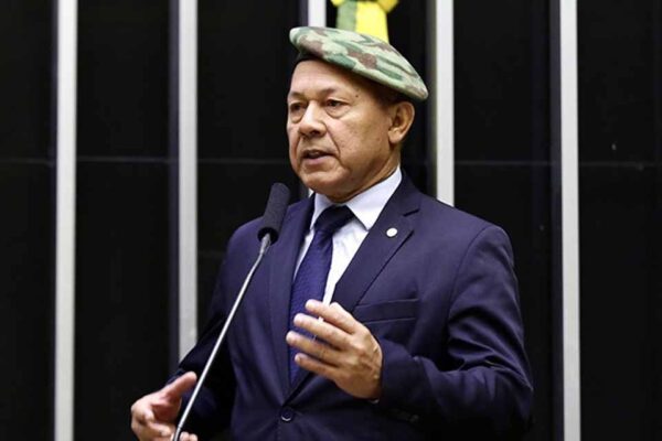 Metrópoles chama de ironia participação Chrisóstomo em sessão do Dia da Família após denúncia sobre suposto nepotismo