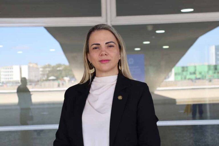 Cláudia de Jesus destina emenda para compra de trator a associação de agricultores de Urupá