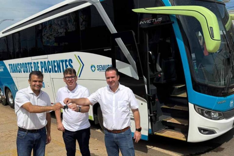 Novo ônibus é entregue à Saúde de Jaru por meio de emenda do deputado Luís do Hospital