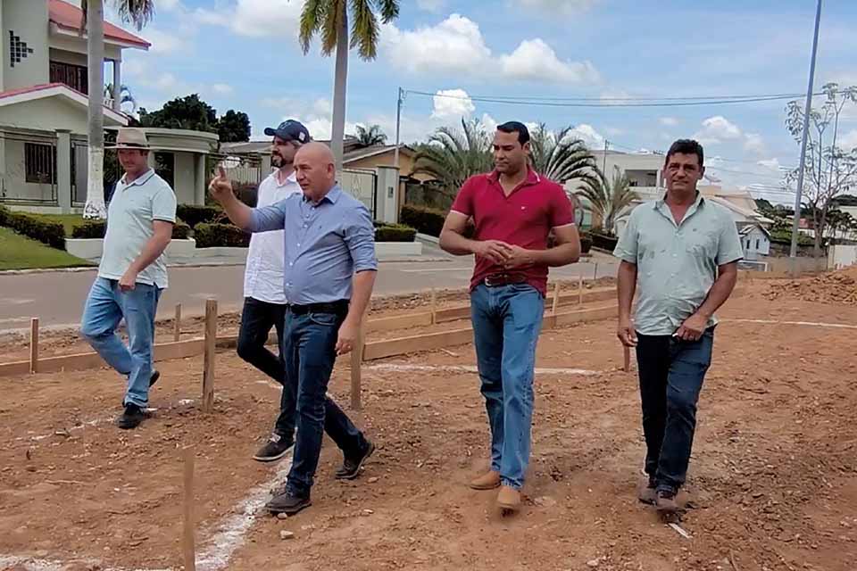 Ezequiel Neiva vistoria obras de estacionamento em Colorado do Oeste