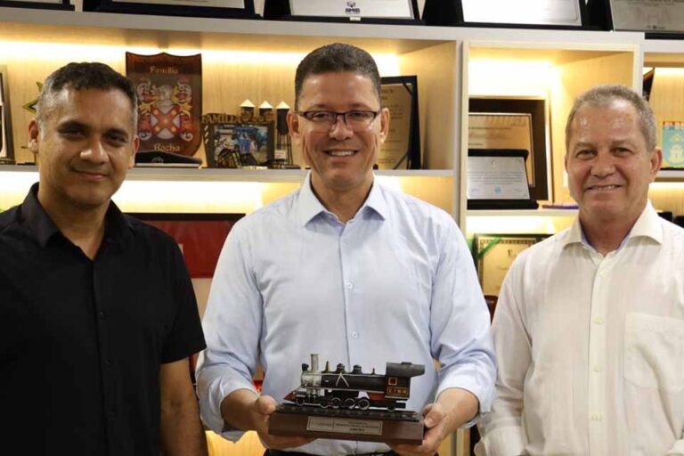Integrantes do MPRO entregam homenagem ao governador Marcos Rocha