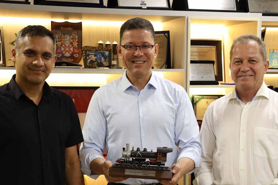 <div style="
                font-size: 18px;
                font-weight: bold;
                color: #0073aa;
                margin-bottom: 5px;
                text-transform: uppercase;
            ">VISITA INSTITUCIONAL</div>Integrantes do MPRO entregam homenagem ao governador Marcos Rocha