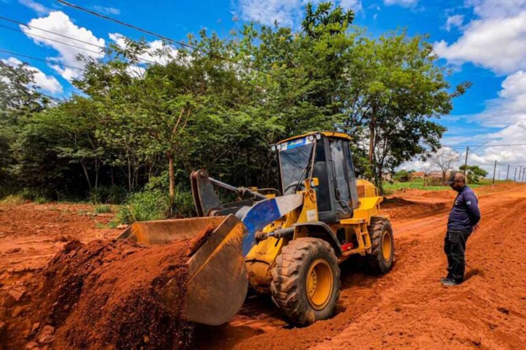 Obras de pavimentação avançam na Linha 625, em Jaru, e preparam a via para receber asfalto
