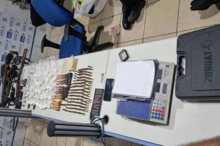 Polícia Militar realiza operação e apreende arsenal e drogas no bairro Mocambo