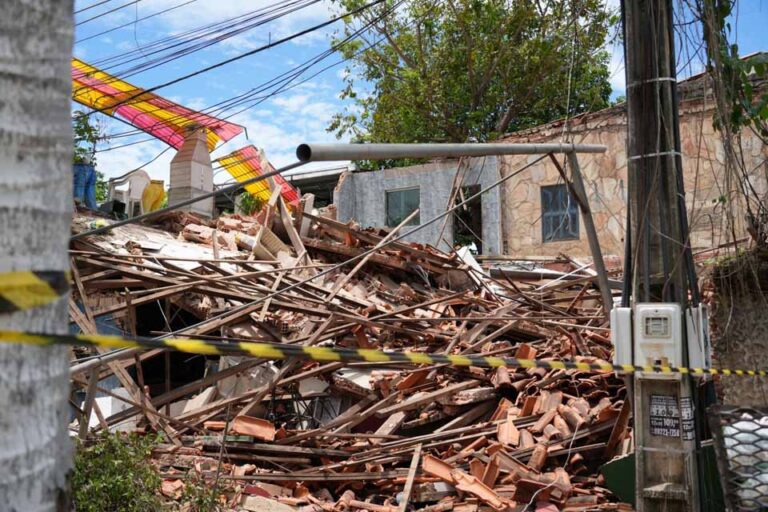 Defesa Civil vistoria casa que desabou no bairro São João Bosco, em Porto Velho