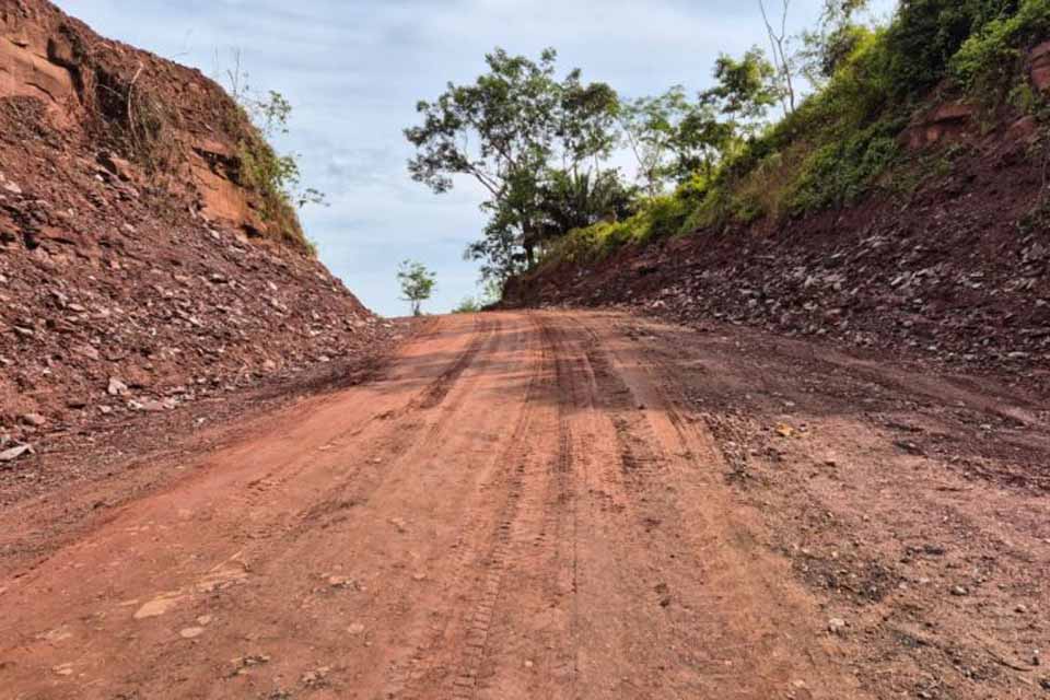 Serviços de manutenção avançam na RO-490 com ações do governo de Rondônia