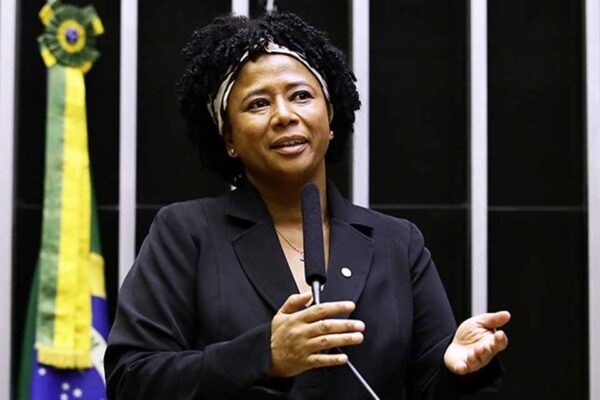 Deputada Sílvia Cristina é homenageada com título de cidadã honorária em São Felipe do Oeste