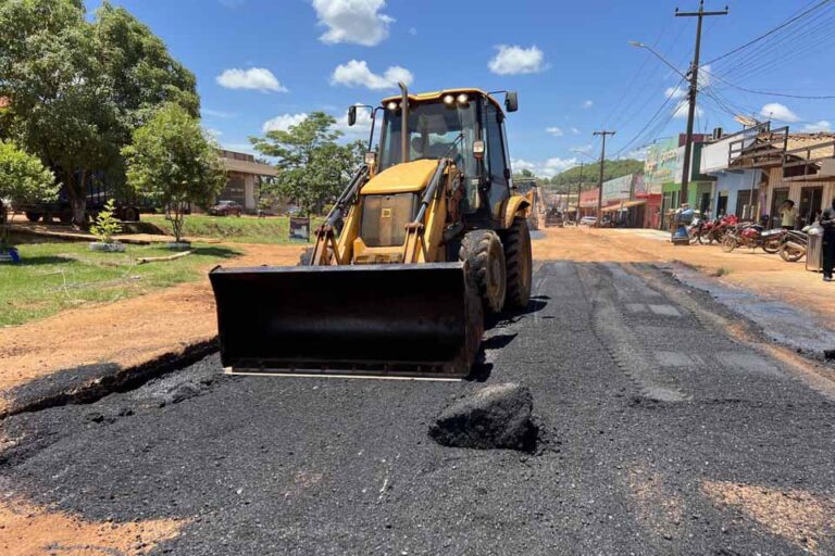 Serviço de tapa-buraco utiliza 100 toneladas de asfalto em União Bandeirantes