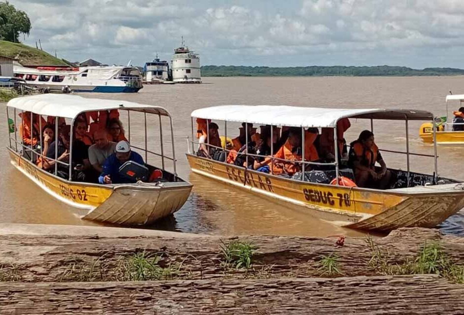 Transporte fluvial leva estudantes ribeirinhos aos locais do Enem 2025