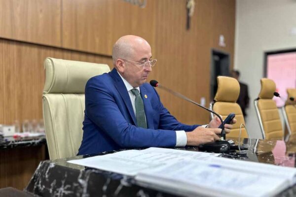 Gedeão Negreiros solicita troca de iluminação na Praça do Bairro Lagoinha