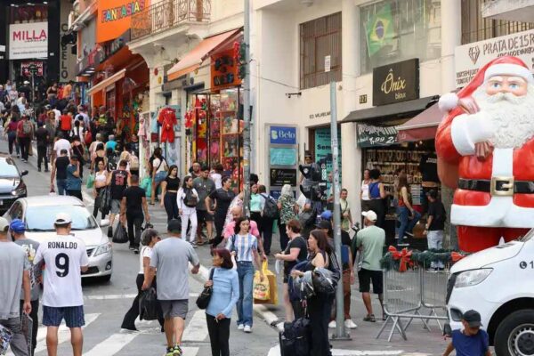 Saldo de empregos desacelera no ano, apesar de alta em novembro