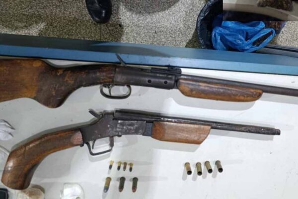 Ação do 7º BPM em Alto Paraíso resulta na apreensão de drogas, armas e motocicleta furtada
