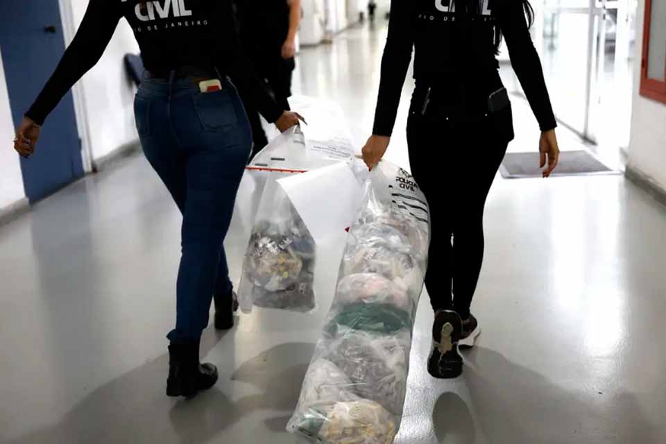 <div style="
                font-size: 18px;
                font-weight: bold;
                color: #0073aa;
                margin-bottom: 5px;
                text-transform: uppercase;
            ">TRÁFICO DE ARMAS</div>Operação Contenção cumpre mandados contra comércio ilegal de armas ligado ao Comando Vermelho no Rio