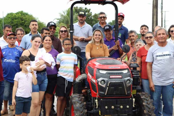Deputada Cláudia de Jesus entrega trator e triturador para fortalecer produção rural em Vale do Anari