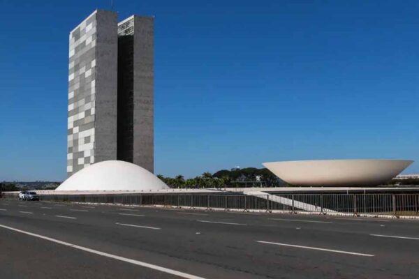 Congresso aprova corte de incentivos fiscais e eleva tributação de bets, fintechs e JCP