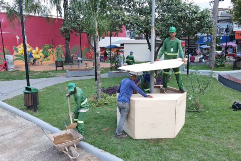 Prefeitura avança na instalação da decoração natalina na Praça Jonathas Pedrosa