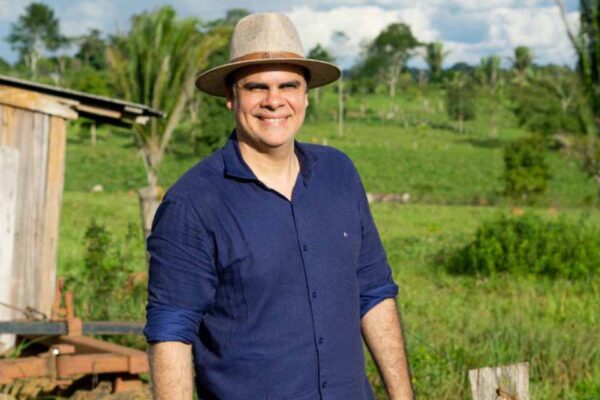 Deputado Alan Queiroz entrega ensiladeira de R$ 119 mil à Associação Apruth em Theobroma