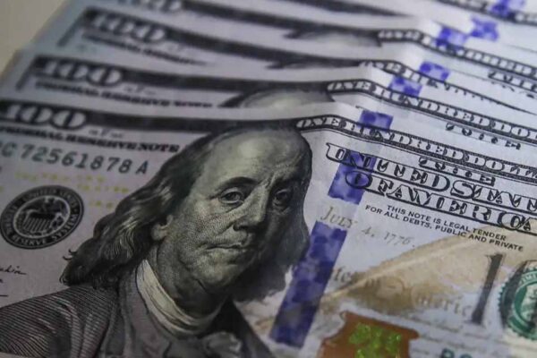 Dólar sobe e se aproxima de R$ 5,60 com aumento de remessas de empresas ao exterior