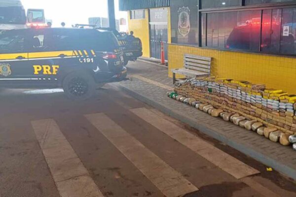 PRF apreende mais de 500 quilos de drogas transportados em caminhão na BR-364