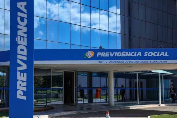 AGU move novas ações e cobra R$ 135 milhões de entidades por fraudes em descontos do INSS