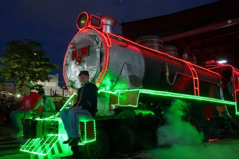 Locomotiva 18 ganha decoração natalina no complexo da Madeira-Mamoré
