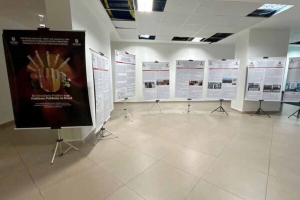 Exposição no hall do MPRO reúne pesquisas da pós-graduação em Políticas Públicas e Tutela de Vulneráveis