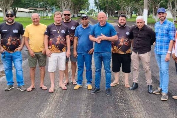 Ezequiel Neiva vistoria obras de microrrevestimento asfáltico no Parque de Exposição de Machadinho do Oeste