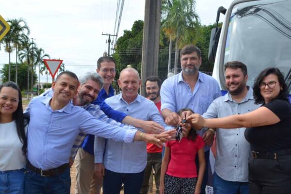 Micro-ônibus adquirido com emenda de Ezequiel Neiva passa a atender transporte de pacientes em Cabixi