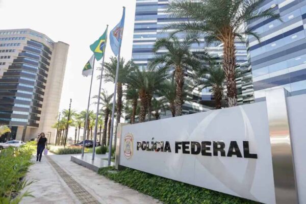 PF cumpre prisões e buscas em nova fase de operação sobre descontos ilegais no INSS