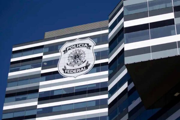 PF cumpre mandados contra deputados em investigação sobre desvio de cotas parlamentares