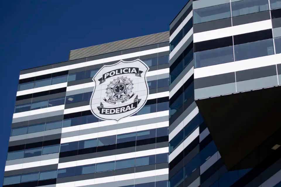 <div style="
                font-size: 18px;
                font-weight: bold;
                color: #0073aa;
                margin-bottom: 5px;
                text-transform: uppercase;
            ">OPERAÇÃO GALHO FRACO</div>PF cumpre mandados contra deputados em investigação sobre desvio de cotas parlamentares