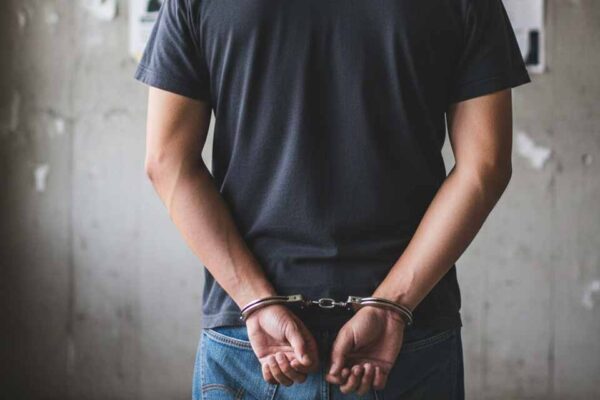 Suspeito de crimes patrimoniais é localizado pela PM e descumprimento de medida judicial é confirmado em Cacoal