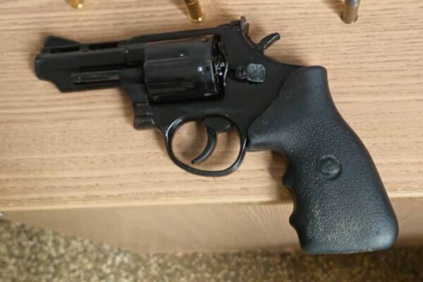 Abordagem da PM em Cujubim termina com apreensão de armas e prisões durante patrulhamento