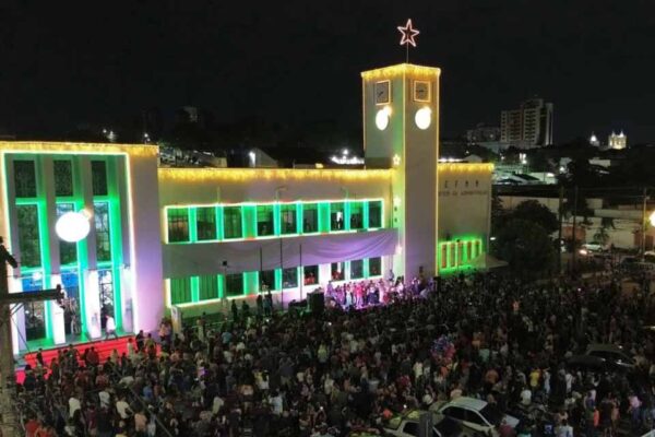 Cantata Natalina reúne moradores no Prédio do Relógio