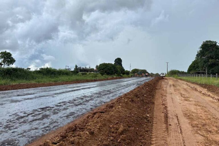 RO-473 recebe capa asfáltica em 2,5 km e imprimação em 400 metros entre Teixeirópolis e Urupá