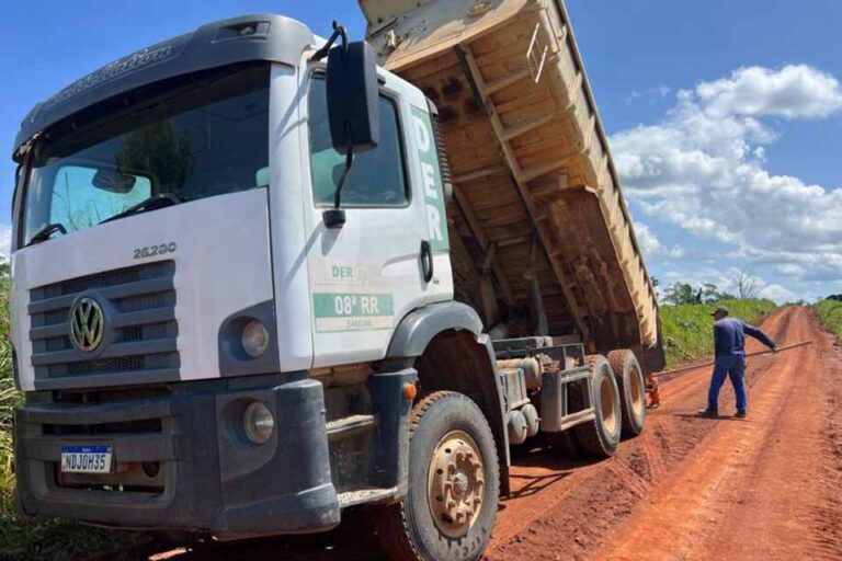 RO-472 recebe encascalhamento em trecho de 60 km entre Ji-Paraná e Rondolândia durante período chuvoso