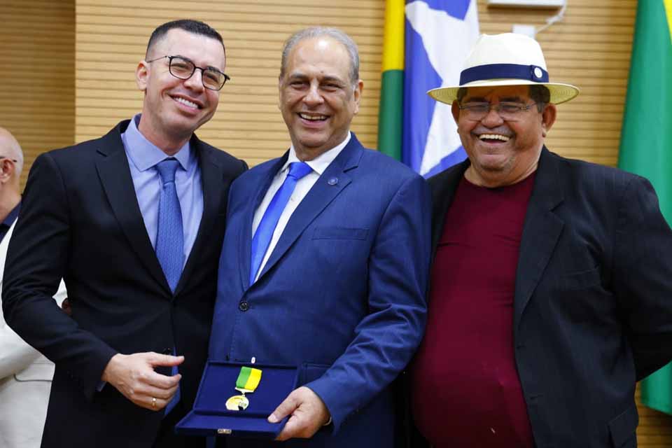 Presidente do TJRO é homenageado com Comenda Fenacom 2025 em solenidade na Assembleia Legislativa