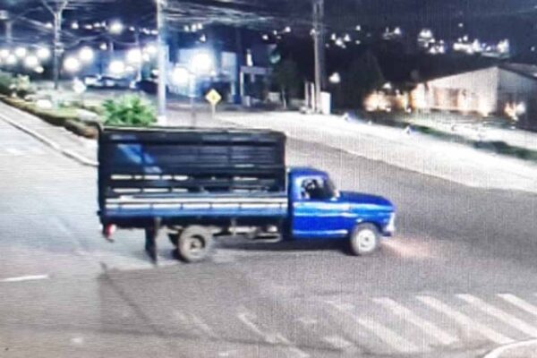 Polícia Militar recupera caminhão F-4000 roubado em Ji-Paraná