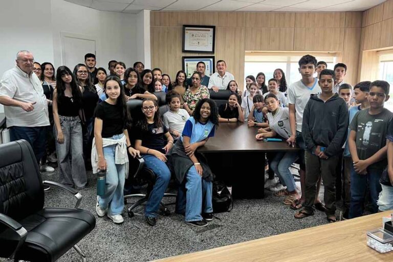 Alunos de Nova União visitam gabinete do deputado Laerte Gomes