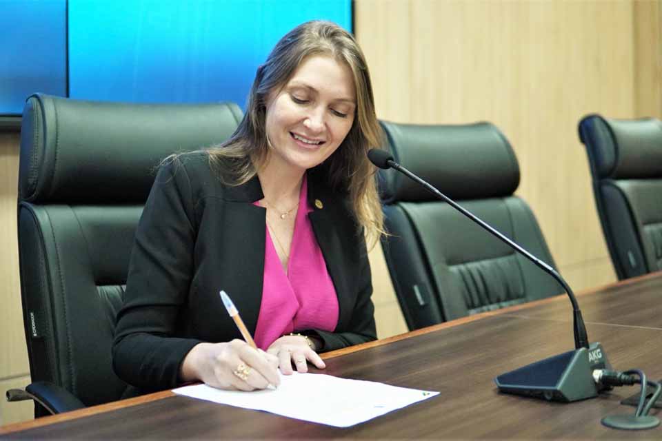 <div style="
                font-size: 18px;
                font-weight: bold;
                color: #0073aa;
                margin-bottom: 5px;
                text-transform: uppercase;
            ">ATENDIMENTO ODONTOLóGICO</div>Van odontológica é entregue a São Francisco do Guaporé por emenda da deputada Lebrinha