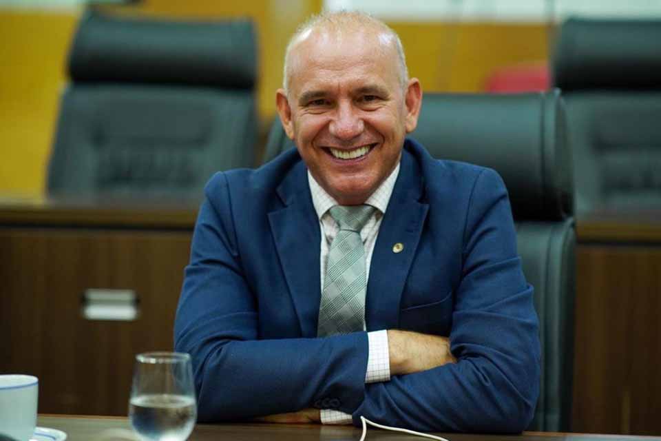 Instalação de tubos metálicos no rio Água Preta melhora acesso rural entre Chupinguaia e Corumbiara