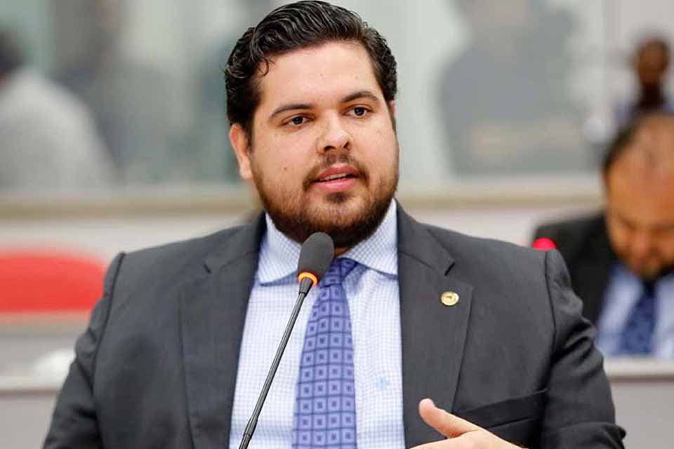 <div style="
                font-size: 18px;
                font-weight: bold;
                color: #0073aa;
                margin-bottom: 5px;
                text-transform: uppercase;
            ">INVESTIMENTO PÚBLICO</div>Jean Oliveira viabiliza R$ 5 milhões e libera recursos para ponte de 62 metros em Costa Marques